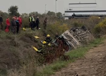 Prevrnuo se autobus kod Sremske Mitrovice: Dve osobe poginule, desetine povređenih