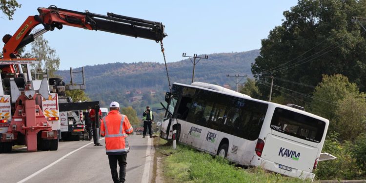 Vozač automobila poginuo, dvije osobe povređene