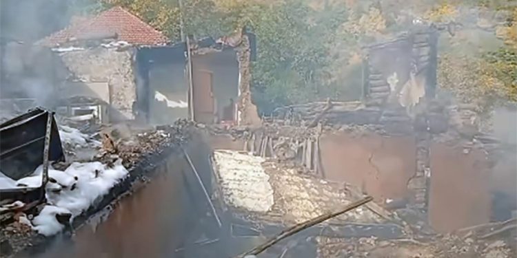 Drama u Malom Lukaru nadomak Novog Pazara: Stariji bračni par skočio kroz prozor da bi se spasio iz požara