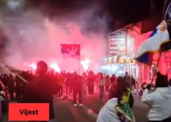 Studenti iz Novog Pazara stigli u Mrčajevce, doček uz aplauze i baklje VIDEO