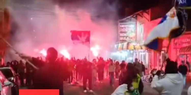 Studenti iz Novog Pazara stigli u Mrčajevce, doček uz aplauze i baklje VIDEO