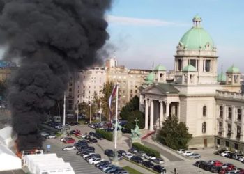 Požar u „Ćacilendu“: Gori šator ispred Skupštine Srbije