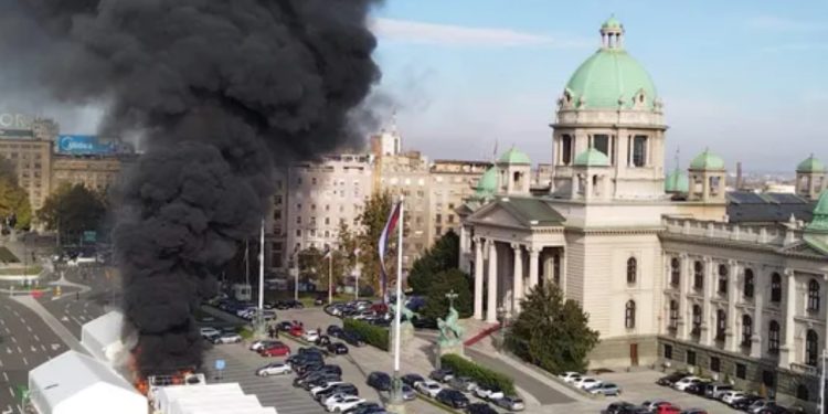 Požar u „Ćacilendu“: Gori šator ispred Skupštine Srbije