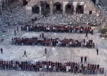 Džuma u ruševinama: Palestinci obavljaju namaz uprkos zločinima