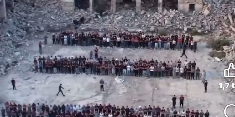 Džuma u ruševinama: Palestinci obavljaju namaz uprkos zločinima