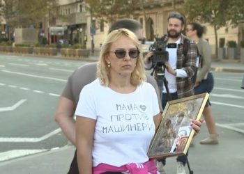 „Mama protiv mašinerije“: Dijana Hrka započela štrajk glađu ispred Skupštine- dok pravda bude zadovoljena