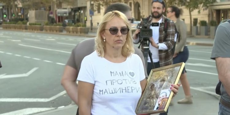 „Mama protiv mašinerije“: Dijana Hrka započela štrajk glađu ispred Skupštine- dok pravda bude zadovoljena