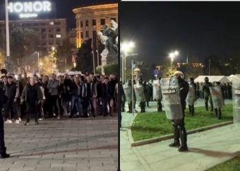 Napeto ispred Skupštine: Podrška građana Dijani koja štrajkaju glađu, Novosađani krenuli pješice