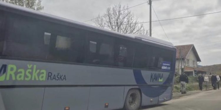 Saobraćajna nesreća na Ibarskoj magistrali: Autobus sa pristalicama SNS sleteo