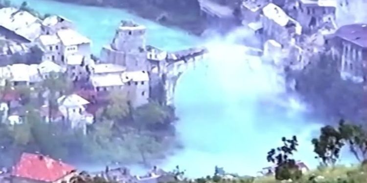 32 godine od rušenja Starog mosta projektilima HVO: Most koji je pao, ali nije nestao