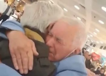 Snimak susreta dva brata nakon 77 godina rasplakao prisutne VIDEO