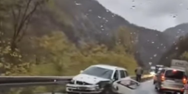Dva udesa na Ibarskoj magistrali: Kod Maglića sudar dva vozila, kod Polumira kolaps zbog sudara kamiona