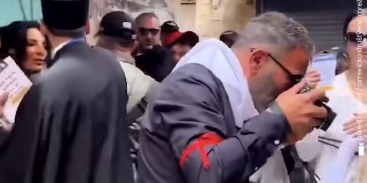 Izraelski cionisti pretukli hrišćane koji su htjeli ući u crkvu u Jerusalimu VIDEO