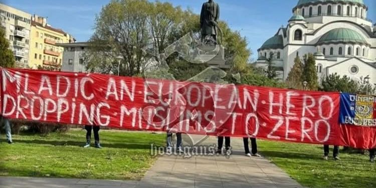 Skandalozan transparent rumunskih navijača: veličaju ratnog zločinca Ratka Mladića