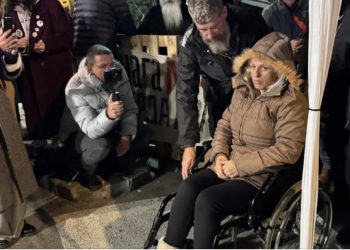 Majka Stefana Hrke 14. dan u štrajku glađu ispred Skupštine, ponovo primila infuziju