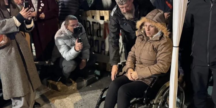 Majka Stefana Hrke 14. dan u štrajku glađu ispred Skupštine, ponovo primila infuziju
