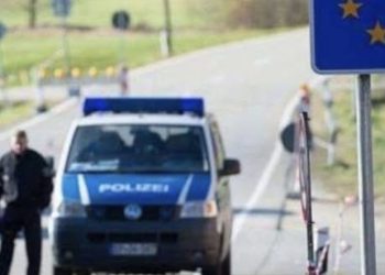 Filmska drama  u Njemačkoj: Dok je pomagao povređenim vozaču, lopovi mu ukrali suprugu i mercedes