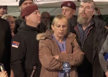 Nakon 16 dana Dijana Hrka obustavila štrajk glađu, nastavlja borbu za istinu ispred skupštine