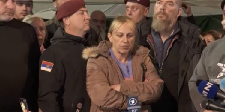 Nakon 16 dana Dijana Hrka obustavila štrajk glađu, nastavlja borbu za istinu ispred skupštine