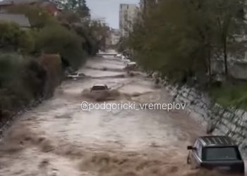 Apokaliptične scene u Budvi, nakon poplava ljudi ostavljali auta i bježali VIDEO