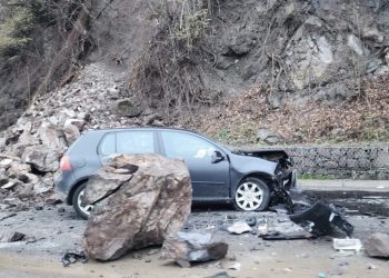 Stijena se obrušila na automobil kod Baljevca na Ibarskoj magistrali: Vozač preživio čudom