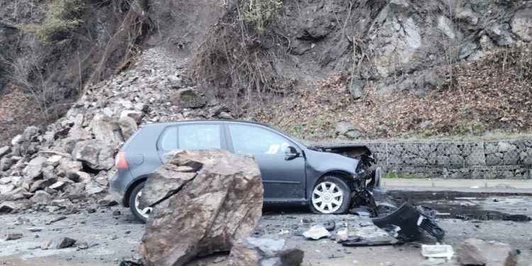 Stijena se obrušila na automobil kod Baljevca na Ibarskoj magistrali: Vozač preživio čudom