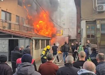 Požar u centru Novog Pazara: izgorela kuća porodice Čaravac i radionica porodice Šabanović