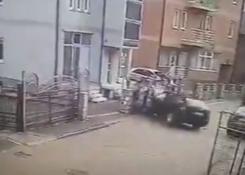 Rožaje: Pokušaj ubistva u centru grada, autom na sugrađanina pa drvenom palicom VIDEO