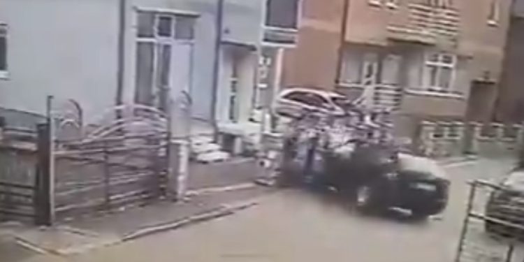 Rožaje: Pokušaj ubistva u centru grada, autom na sugrađanina pa drvenom palicom VIDEO