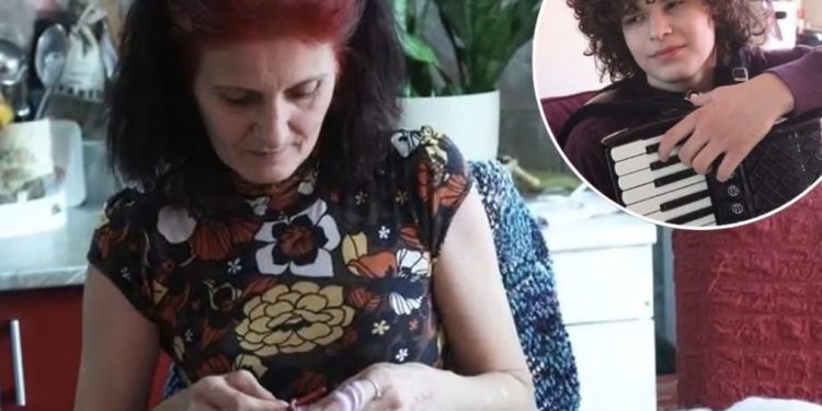 Isheklala i prodala hiljadu minđuša da bi sinu kupila harmoniku: “Nije bilo lako ali sam morala”