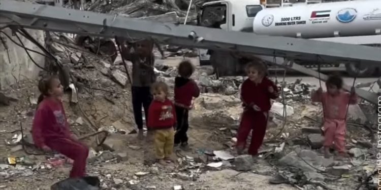 Djeca Gaze među ruševinama nalaze načina za igru i zabavu