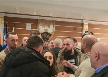 Sjednica skupštine nelegalna, blokada ispred zgrade: Pojačane mjere bezbjednosti