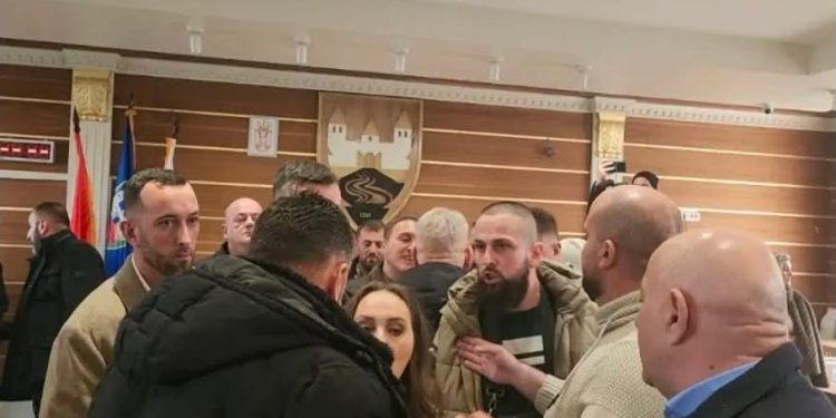 Sjednica skupštine nelegalna, blokada ispred zgrade: Pojačane mjere bezbjednosti