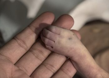 Hladnoća odnosi živote: Jedna beba umrla u Gazi, nema lijekova i mlijeka za bebe