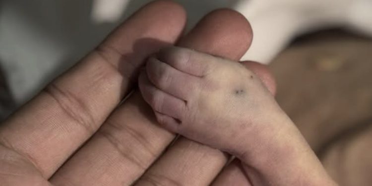 Hladnoća odnosi živote: Jedna beba umrla u Gazi, nema lijekova i mlijeka za bebe