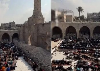Palestinci klanjali džuma-namaz usred ruševina Velike džamije Omari u Gazi