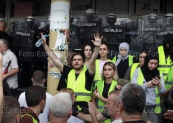 Optužnica protiv 11 osoba zbog sukoba ispred DUNP-a: Dvojica sudija kažnjeni zbog ukidanja pritvora
