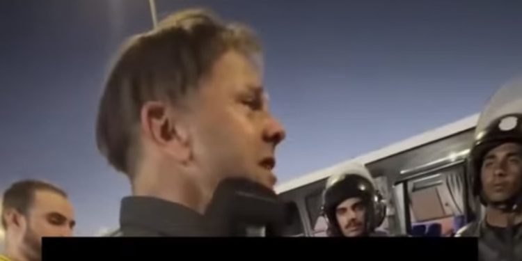 Britanski aktivista i medicinar moli egipatske policajce da ih puste u Gazu, poziva muslimane na jedinstvo