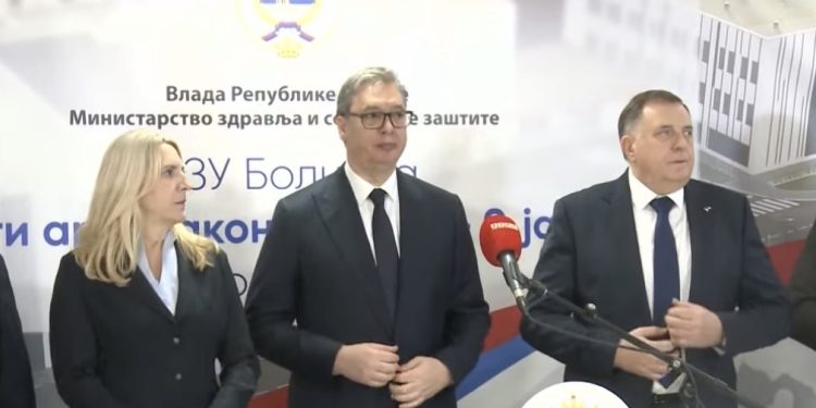 Dodik se uvlačio Vučiću tokom posjete, izgurao funkcionere kako bi on bio glavni VIDEO