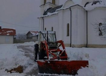 Ibro Jahić očistio put do hrama kako bi komšije Srbi mogli doći na jutarnju liturgiju