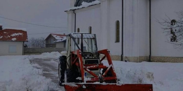 Ibro Jahić očistio put do hrama kako bi komšije Srbi mogli doći na jutarnju liturgiju