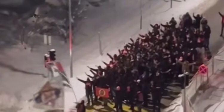 Srpski ekstremisti palili zastavu BiH i skandirali ime ratnog zločinca u centru Doboja VIDEO