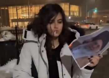 Skandal koji može da izazove smrtnu kaznu: Iranke pale cigaretu sa fotografijom vrhovnog vođe VIDEO