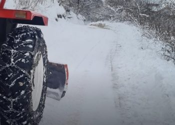 Poginuo vozač traktora dok je čistio lokalni put