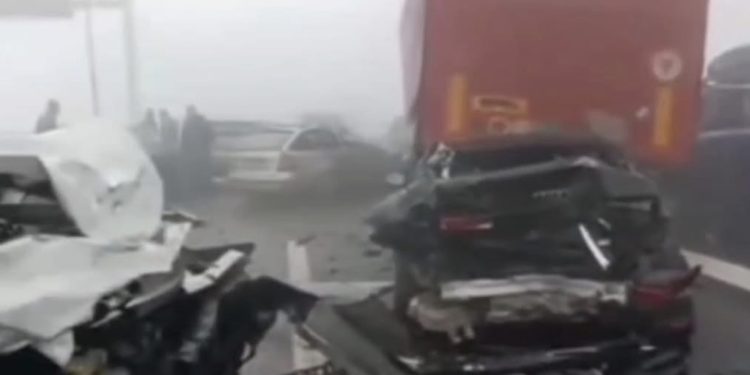 Haos na autoputu Miloš Veliki: u lančaniom sudaru povređeno više  osoba