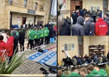 Kosovski fudbaleri tokom priprema na džuma-namazu u Antaliji: Spoj sporta i duhovnosti