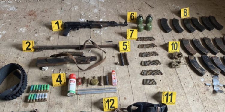 Otkriven pravi arsenal oružja kod Zvečanu: Kosovska policija zaplijenila bombe, puške, municiju