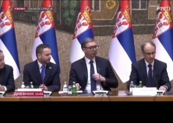 Premijer se zahvalio Vučiću što ga pozvao na sjednicu kojom predsjedava, ministri kao učenici