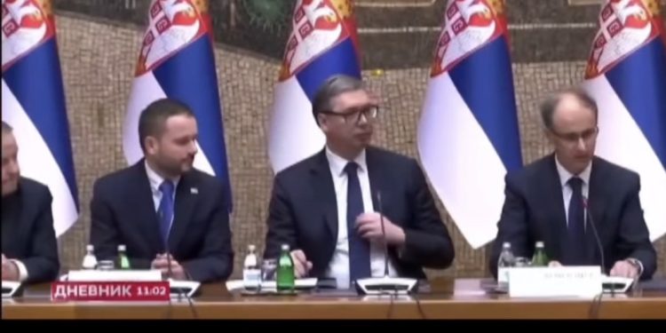 Premijer se zahvalio Vučiću što ga pozvao na sjednicu kojom predsjedava, ministri kao učenici