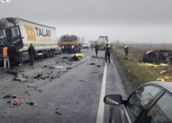 Velika tragedija u susjedstvu: u sudaru minibusa sa kamionom i cisternom stradalo 7 navijača